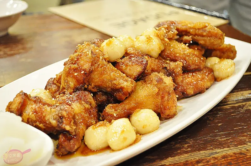 逢甲夜市人氣美食。朴大哥的韓式炸雞3/2新址正式營業! 新家寛敞舒適，進場速度應該會快一些。台灣第一家韓式炸雞店