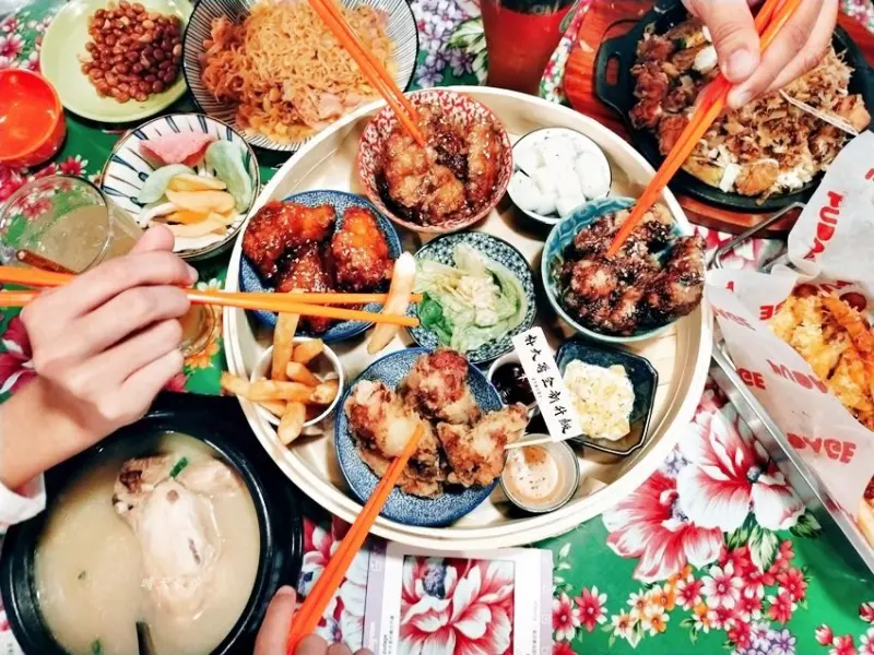 逢甲美食｜朴大哥的韓式炸雞～復古餐廳吃韓式料理，炸雞套餐蒸籠上菜好吸睛，小菜免費續喔！ - 晴天散步