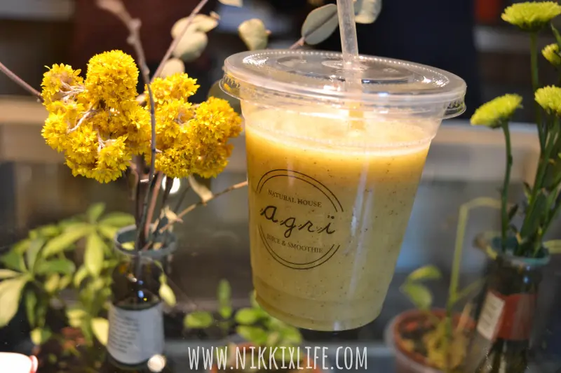 台北街頭上的日式果汁小店。