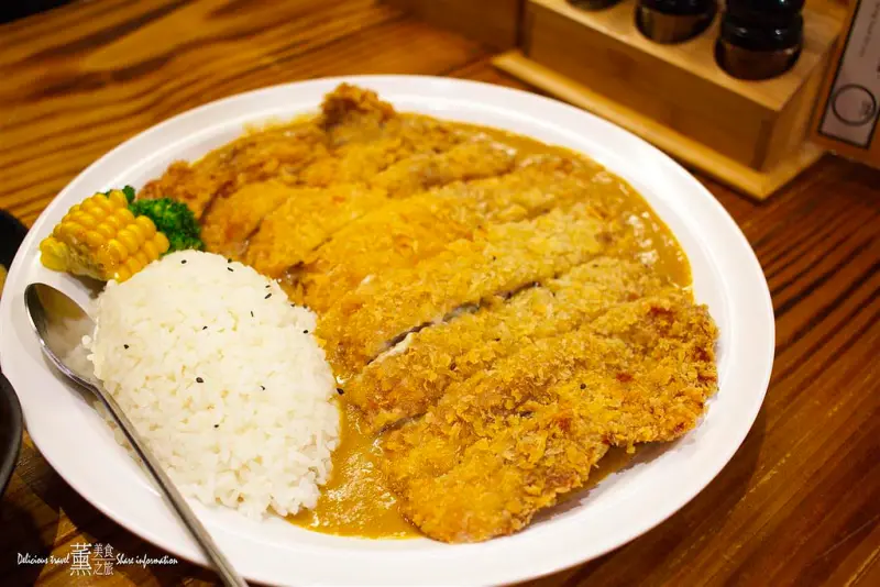 「嘉義西區」焱鬼鍋燒專門店-二番店，大胃王等級逼近30公分的超大起司豬排咖哩飯!讓你吃到銷魂!鍋燒湯底多選擇!嘉義火車站美食!學生的最愛，經濟實惠小菜好好吃!