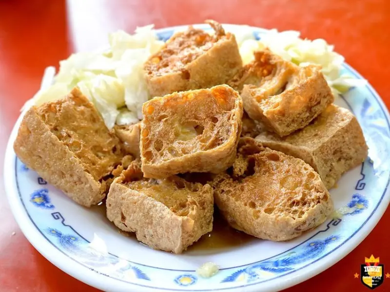 台南臭豆腐／下午才營業飄香23年／每日限量只賣3.5小時／排隊人潮從開店排到打烊／在地老饕就愛這一味／價格親民CP值高