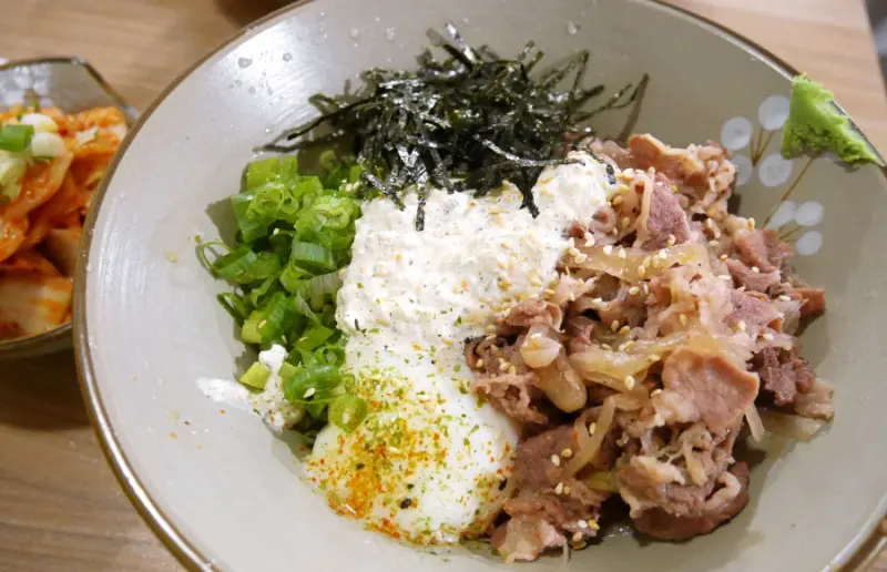 『中和美食』超人氣創意手打麵專賣店－有財號/牛肉手打麵/沙拉牛肉冷麵/韓式泡菜/麻糬布丁/溫泉蛋