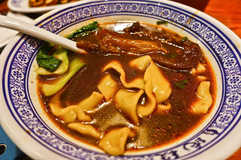 段純貞牛肉麵 信義威秀店 麻香過癮的牛肉麵,手工寬麵不錯