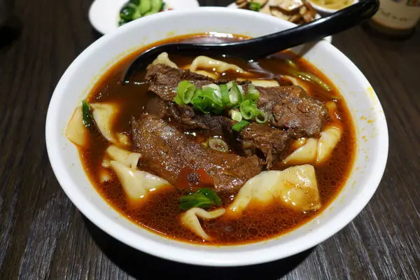 排隊有理!!!入口即化的原味紅燒牛肉麵在台北-段純貞牛肉麵(信義威秀店)