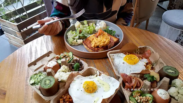 憲賣咖啡-熱河店。雞蛋盒擺盤早餐。歐式風格挑高設計空間。