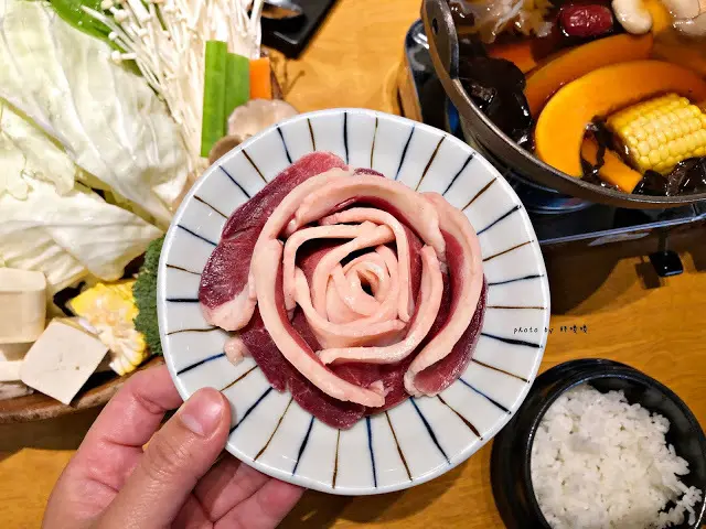 【台中 北屯】冊竹園鍋坊🍲以茶入鍋，湯頭帶有茶葉清香，使用新鮮食材，無火鍋料，也沒有沙茶醬，口味清淡，吃鍋少不了沙茶要好好考慮一下😅
