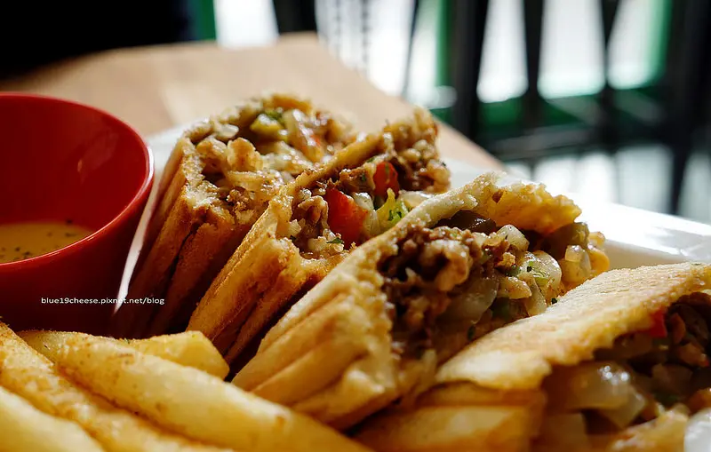 【台中西區】肚房DoFun公正1号店-廚房公正1號店.壁咚學長照顧大家的肚子.偉士牌店家.懷舊工業風.花生醬巧克力脆薯好邪惡