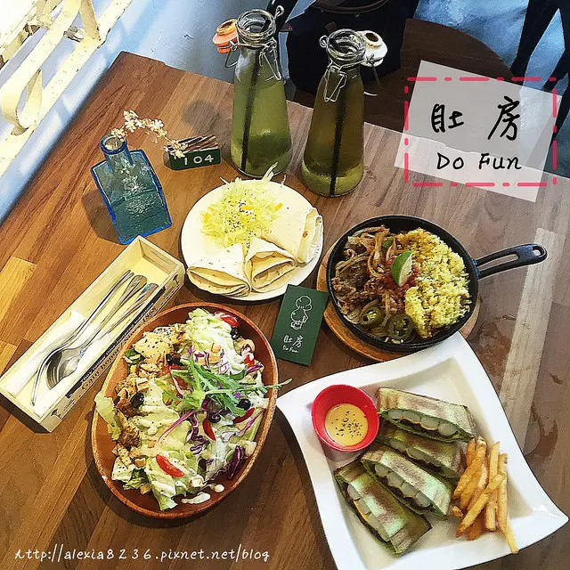 台中西區_ 肚房Do Fun-公正1号店 老宅工業風熱門早午餐，ig打卡人氣未減，總算吃到抹茶紅豆年糕三明治~