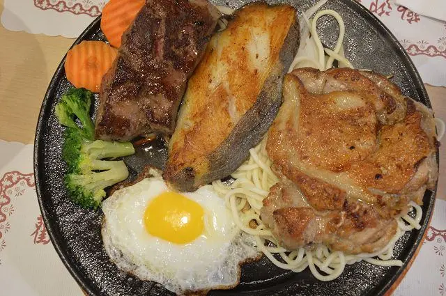 7盎司牛排~~士林平價牛排．料多味美肉質優．讓人可以吃飽飽、味蕾大滿足