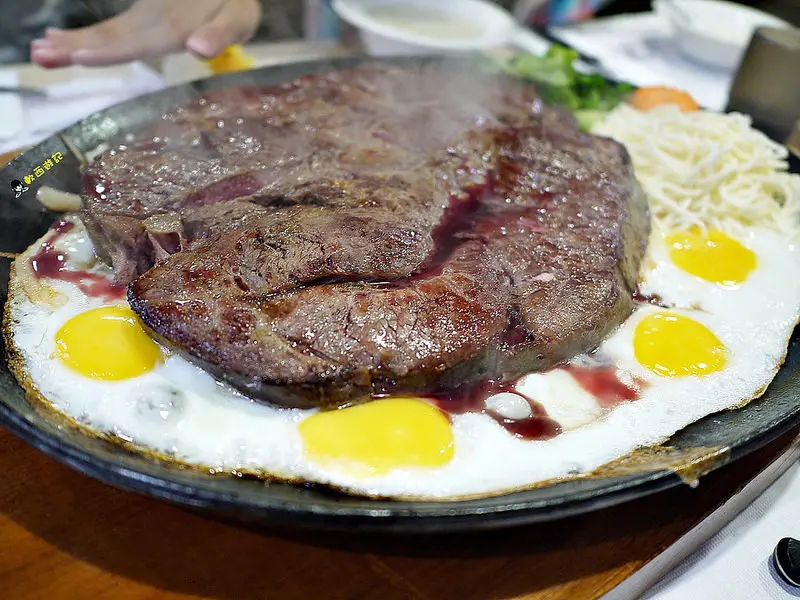 [食記]台北士林站​​ 7盎司牛排 士林平價牛排 超大份量88盎司巨無霸2.5公斤牛排 免服務費 小菜/濃湯/麵包自助吧無限續 大份量超平價 大胃王快來挑戰吧~ 巨無霸牛排/大胃王牛排/88盎司牛排 