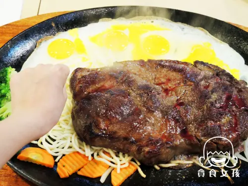 台北士林)7盎司牛排-拳頭大五倍55oz牛排，肉食族看到也興奮/士林平價牛排