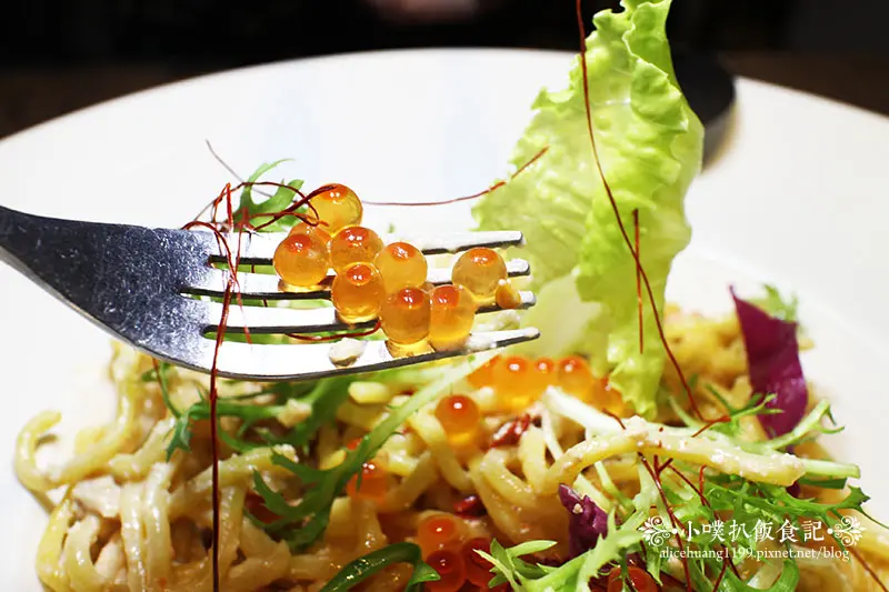 【新莊美食】『Toms Pizzeria Trattoria 湯姆餐酒館(新莊店)』道地義式餐點/工業風/微醺浪漫餐酒館/火山石烤爐