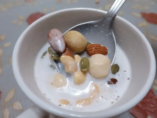 不是萬Ｏ牌我們可是照吃的喔..   平衡樂活輕鬆吃堅果_EZtea !!              