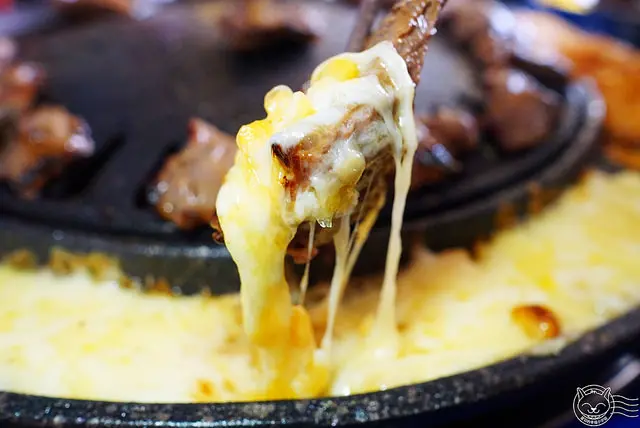 ※ Stand Up 韓道立燒 ※【星羽愛美食-台中西屯】超划算立食韓式燒肉！牽超長起司、泡菜、烘蛋讓你無限吃！精選牛豬肉灰熊美味~!