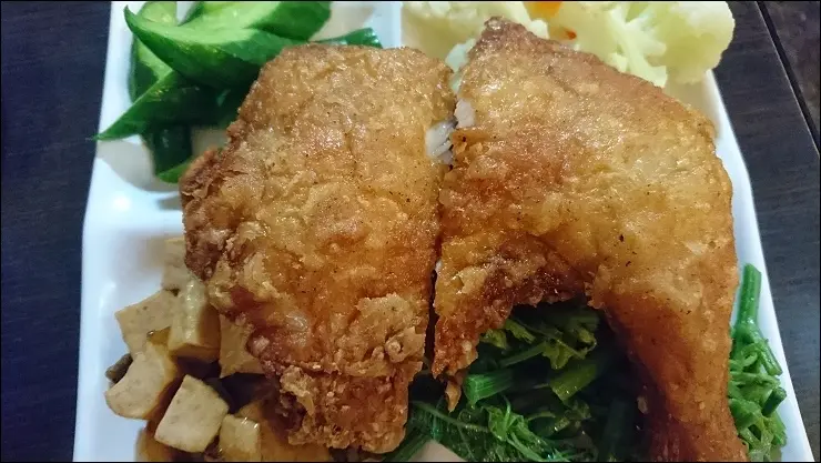 《桃園機場捷運美食》林口蔡家排骨飯&劉家麻油雞雞腿飯&上品排骨便當~網友留言推薦好吃便當加蚵仔煎紅豆餅林口美食五連彈！機捷試營運大爆滿之一日雙OUTLET實戰！！