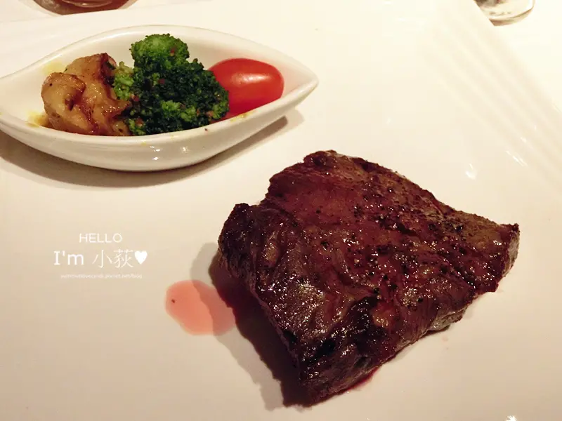 堤(台中金典綠園道店)。牛排套餐$570(含服務費)，開胃菜+前菜+沙拉+湯+沙瓦+主餐+甜點+飲料!