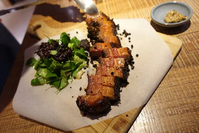 (胖樺食記)精品肉舖樓上是餐廳「肉 RÒU by T-HAM」/肉食者天堂/黑胡椒粒培根排/台北東區約會聚餐推薦必吃餐廳/捷運信義安和站/伊比利豬/和牛