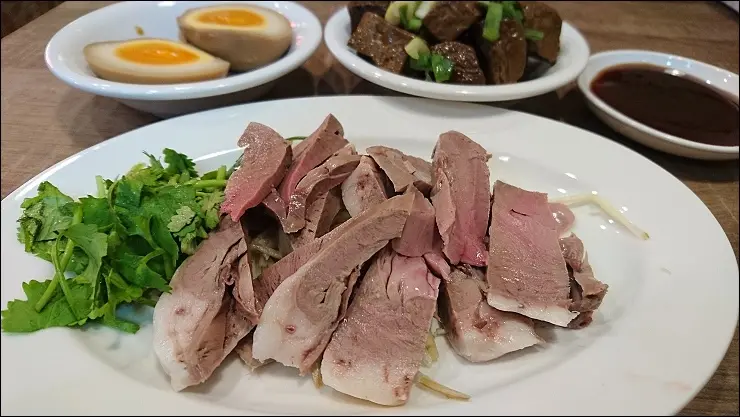 《捷運板南線/新埔站美食》進財麵店~萬華老店進軍板橋新開店．裝潢像板橋熱門早午餐的台式麵店！