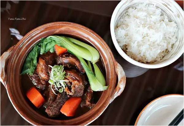 [新北板橋]Asia49亞洲料理及酒廊|商業午餐(NT$350+10%/人):海鮮滑蛋河粉、港式牛楠煲、開胃菜及甜點|天幕花園雙人下午茶 (NT$600+10%)