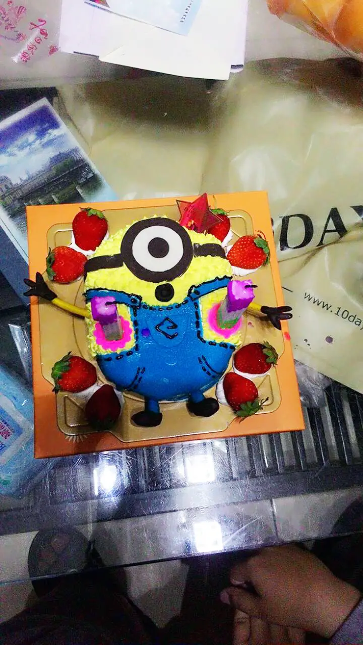 台南造型蛋糕：哥哥最愛的小小兵造型蛋糕，米亞蜜現烤蛋糕專賣。