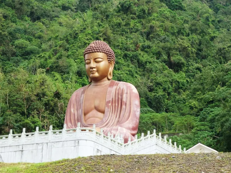 高雄六龜區景點。六龜大佛。宗教主題打卡地標！參見20公尺高的壯觀佛像 顯神蹟增建「天下第一手」