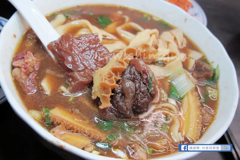 [中和]銘豐正宗原汁牛肉麵。客製化湯頭濃度+可選寬麵細麵。牛肉燴飯現點現炒份量十足!!夏天吃麵有冷氣吹。滿300即可外送，雨天也能來碗熱呼呼湯麵!!遠東世紀廣場上班族推薦~中和美食小吃