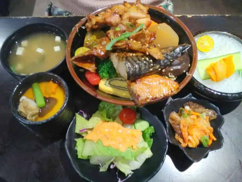 日式連鎖美食餐廳[八坂丼屋](桃園遠百店)