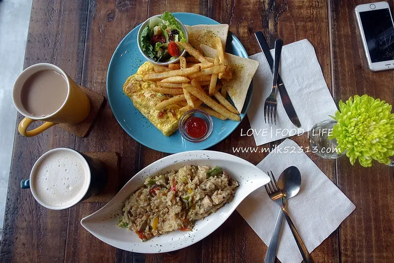 新竹美食│Carpe Diem Café 卡蓓咖啡♥鐵道路上的一抹悠閒‧工業風咖啡廳*