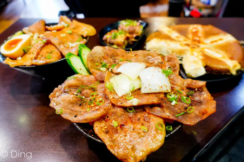 台南東區 專賣日式定食「天滿橋洋食專賣店」，丼飯、蓋飯肉量十足，小菜、味增湯及麥茶無限量供應，還有特別的自動販賣機點餐喔～