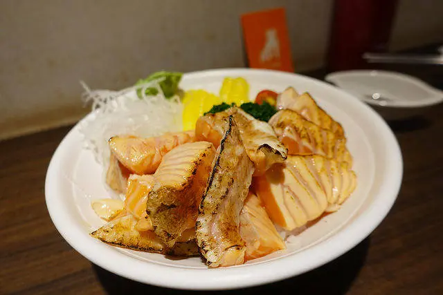 (胖樺食記)台北公館高CP值日式丼飯「靜壽司」/厚切炙燒鮭魚丼/平價不收服務費/完整菜單/中正區推薦餐廳必吃美食/握壽司豆皮壽司玉子燒