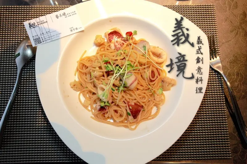 吃。台南｜東區。獨特的建築人的店。義式餐廳。藝文展覽。音樂表演。「義境義式創意料理]。