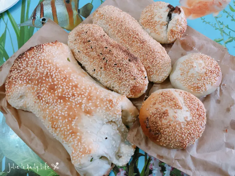 ▲三重銅板小吃推薦：老曾碳烤燒餅店，鹹酥餅、芝麻酥餅、白糖酥餅、紅豆酥餅全都18元 /Julie的吃喝玩樂 提供、WalkerLand窩客島整理