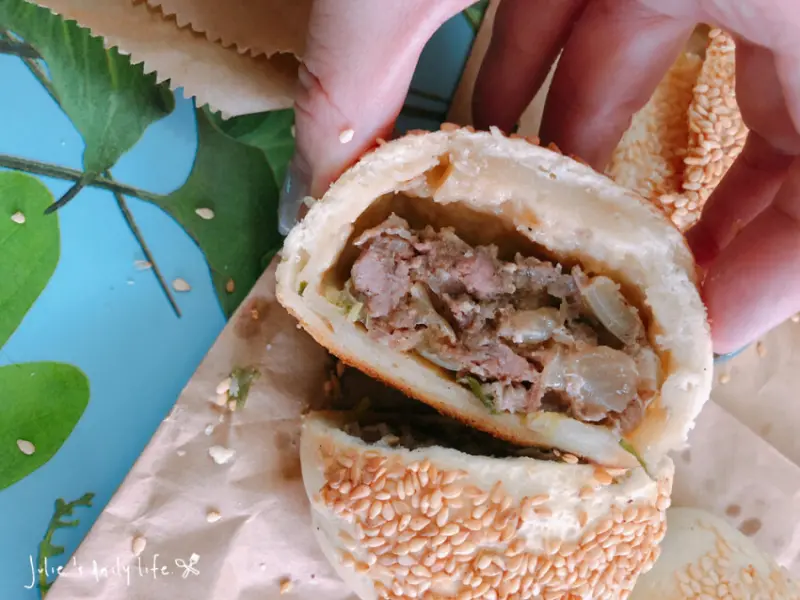 ▲三重銅板小吃推薦：老曾碳烤燒餅店，超人氣胡椒餅只要30元銅板價 /Julie的吃喝玩樂 提供、WalkerLand窩客島整理