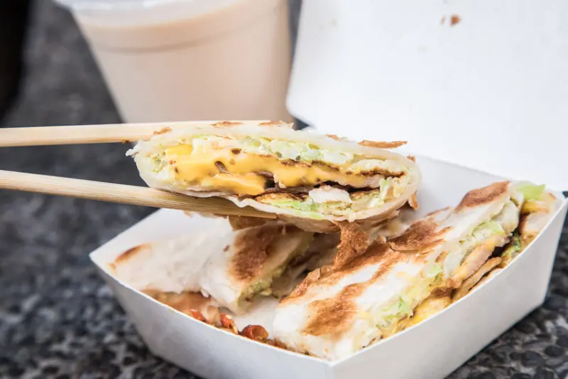 [台北中正]台北車站美食推薦，純手工脆皮蛋餅，小魚辣椒必加！蛋要酷手工蛋餅專賣店 - 大手牽小手。玩樂趣