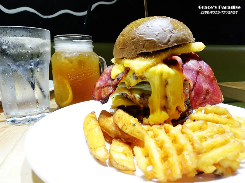 【捷運忠孝復興站】Stan & Cat 史丹貓美式餐廳-大到不知如何下手的超狂漢堡，平日打卡還送冰淇淋薯條！(內附2017新菜單)