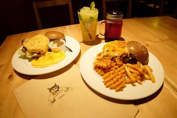 (美食)北市東區 「Stan & Cat 史丹貓美式餐廳」東區漢堡/東區美式餐廳推薦!黑裸麥漢堡別俱風味!