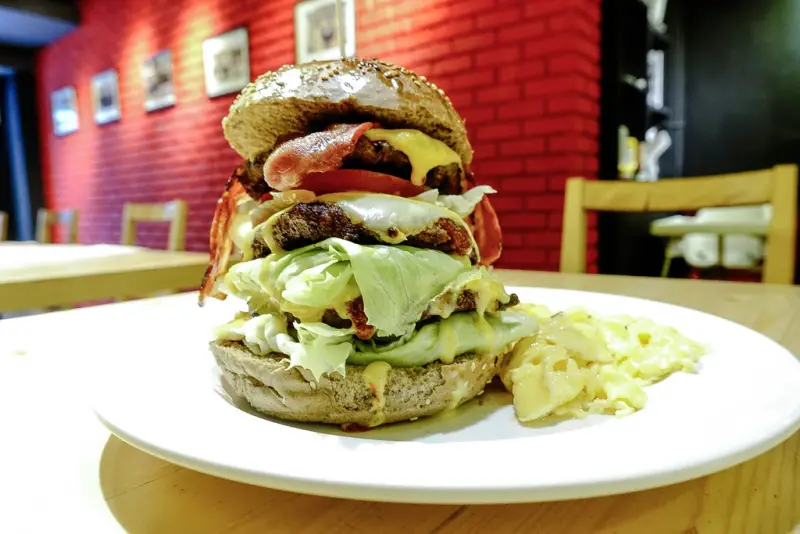 『魔王食記』台北大安 哇！好大的漢堡喔 stan＆cat 史丹貓美式餐廳 無法一手掌握的超大漢堡 東區忠孝復興美式餐廳『內文有店家資訊』