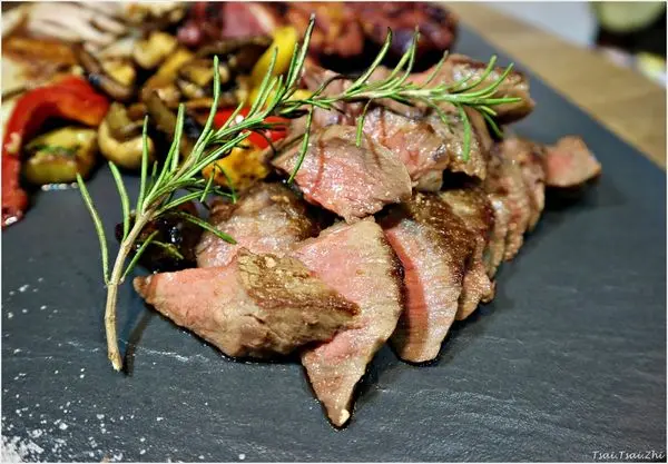 [台北信義]Cucina Felice費利榭|C.F烤肉拼盤(4oz燻鴨胸、5oz翼板牛排和西班牙松阪豬)、干貝墨魚海鮮燉飯、巧克力慕斯