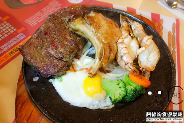 【台北牛排】【北捷港墘路站】瘋牛排-甜蜜擱呷ㄟ飽海陸雙人全餐，雪花牛排、帶骨豬排、海大蝦全在一盤裡．內湖牛排/自助吧/捷運港墘美食