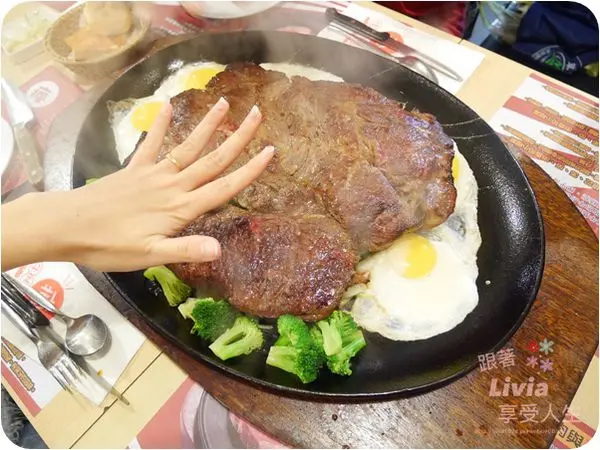 美食。餐廳│ 台北內湖區 港墘捷運站 內湖美食 內湖牛排 瘋牛排 內湖港墘店 88oz 巨大牛排 沙拉自助吧 ❤跟著Livia享受人生❤