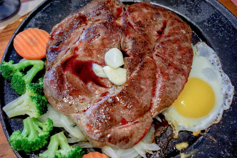 『魔王食記』台北內湖 瘋牛排洋食館 巨無霸的內湖牛排 比臉還要大且平價又好吃『內文有店家資訊』