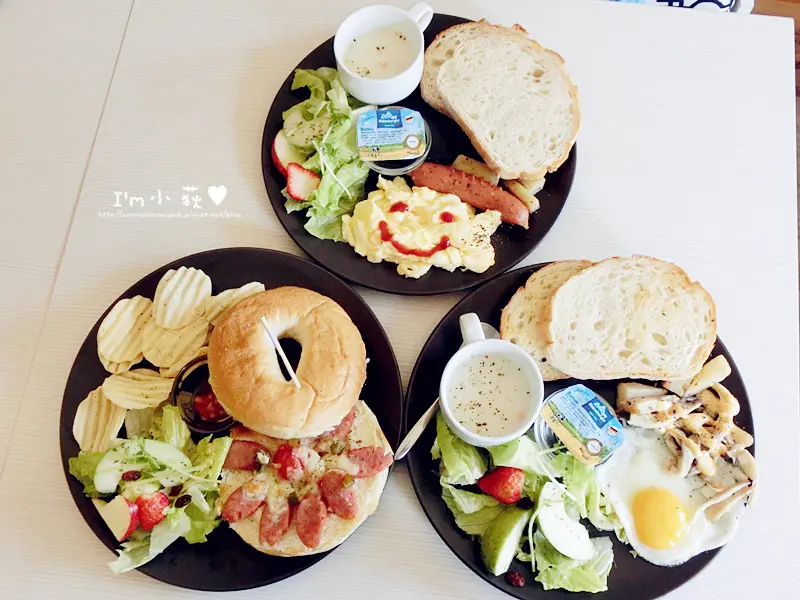 Deer Cafe。隱身在台中一中街巷弄裡，200元以下就可以享用到豐盛早午餐!趕上草莓季末季享用鬆餅下午茶!經典超可愛拉花麋鹿兔兔咖啡!