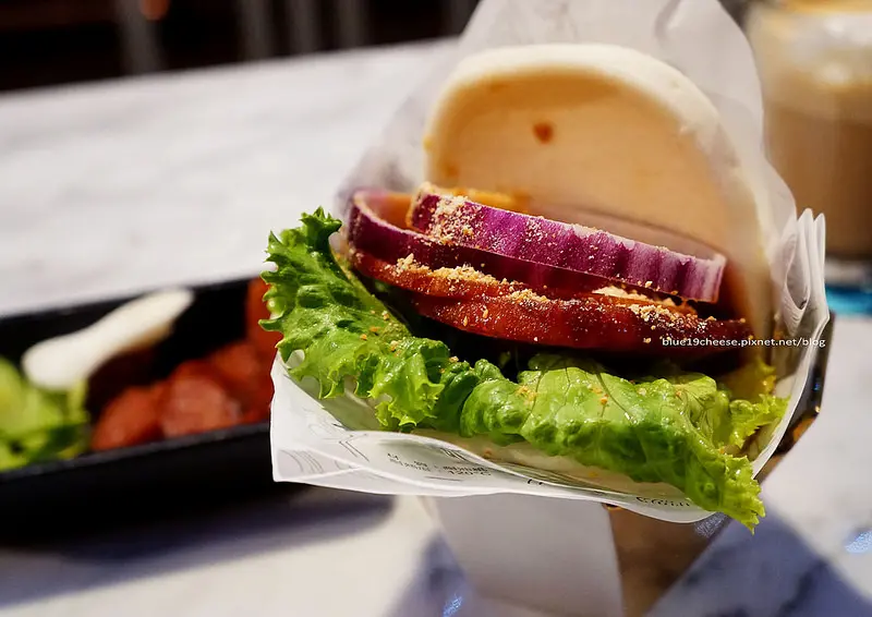 【台中中區】騷包SaoBao Bar&Kitchen-騷包BAR.餐酒館賣刈包加精釀啤酒.包海鮮包哈姆包豬腳.虎咬豬.台式掛包被評選為最佳英國街頭食物與新興美食?!紅點文旅隔壁.大發炸雞斜對面