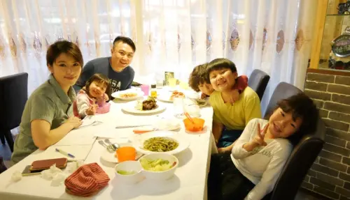 【新北永和美食】一家六口的第一次義大利菜－SPEZiA斯佩齊亞創意小廚/法式酒釀布丁/熱甜點/冷開胃菜/多樣化比薩/多重口味義大利麵/精緻燉飯/手工製作/生日驚喜