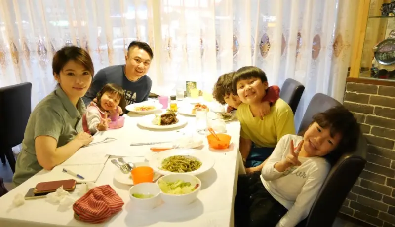 【新北永和美食】一家六口的第一次義大利菜－SPEZiA斯佩齊亞創意小廚/法式酒釀布丁/熱甜點/冷開胃菜/多樣化比薩/多重口味義大利麵/精緻燉飯/手工製作/生日驚喜