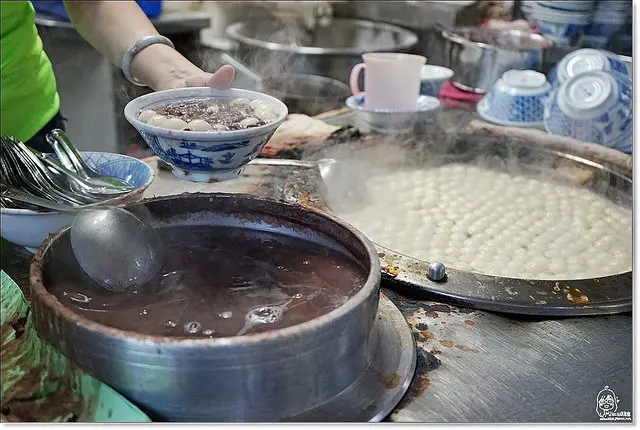 『宜蘭。羅東』羅東紅豆湯圓-在地巷弄40年老店美食，純天然手工冷熱湯圓，還有季節限定版的蜜蜂包圍紅豆甜湯圓奇觀。