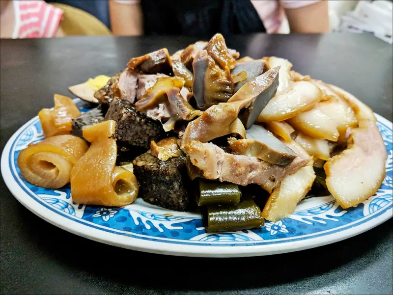 [台中] 曾氏幸福 台中平價好吃滷味推薦 只有中午才有賣魷魚羊肉羹飯歐