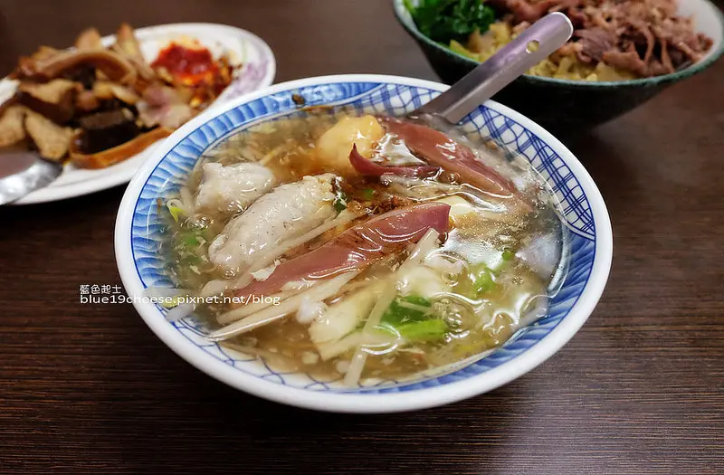 【台中西區】曾氏幸福-人氣排隊夯店.店家態度好.滷味入味好吃.羊肉飯和綜合羹份量好佛心.cp值高.銅板美食.宅配年菜服務.美術館商圈美食.忠信市場旁