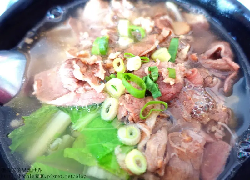 [台中美食]曾氏幸福-CP值爆表的羊肉麵，50元一碗吃飽飽，小菜三樣二十元，店家薄利多銷，好吃又滿足!