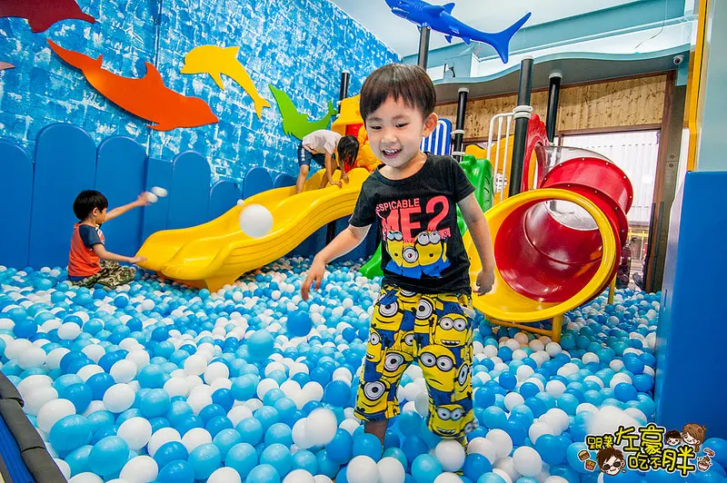 [食記] 海洋世界、動物草原「Young Lion」親子餐廳 溜滑梯/沙池/家家酒 樂遊好去處！